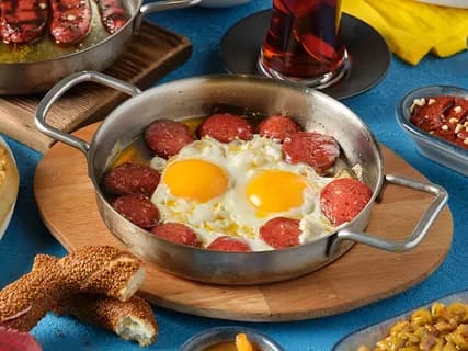 Sahanda Sucuklu Yumurta