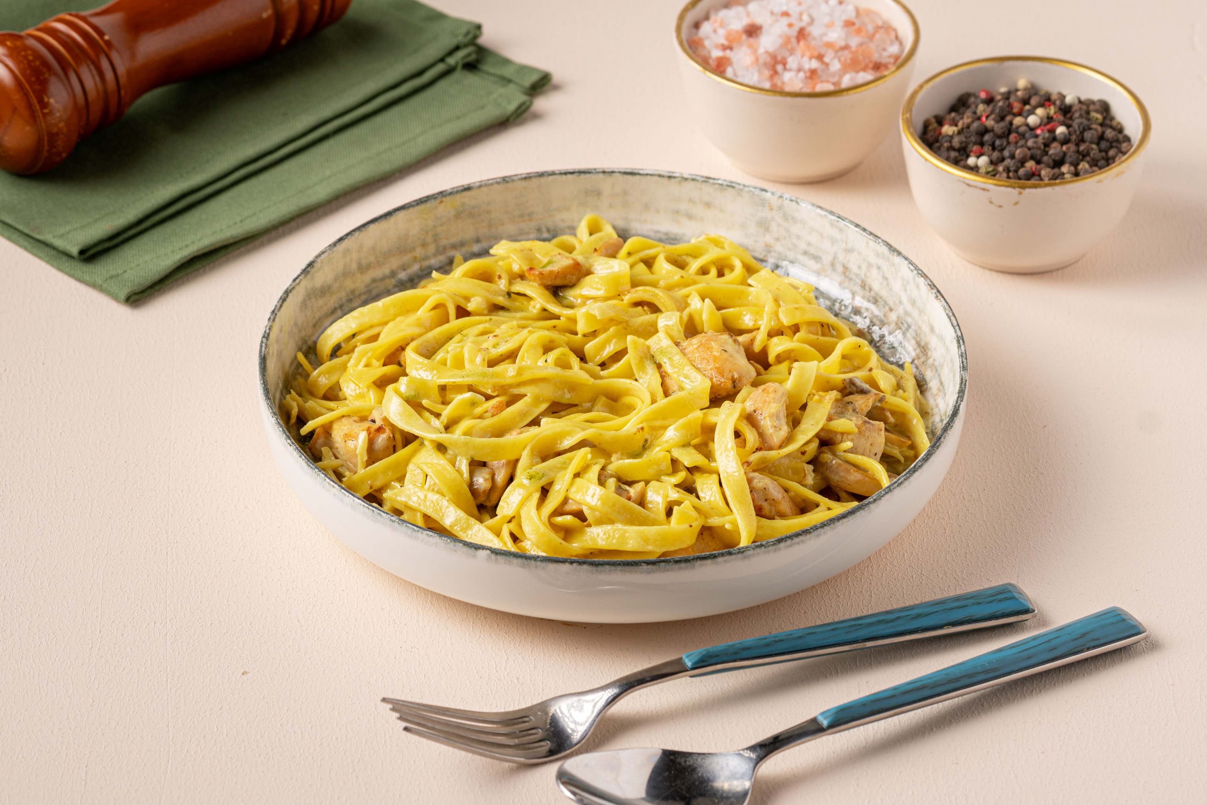 Fettuccine (Tavuk, Mantar, Krema, Parmesan)